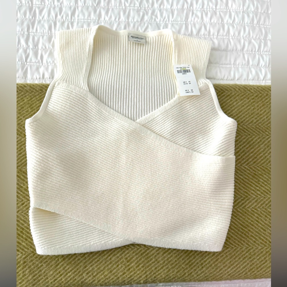 Ambercrombie & Fitch BRAND NEW off white knitted top